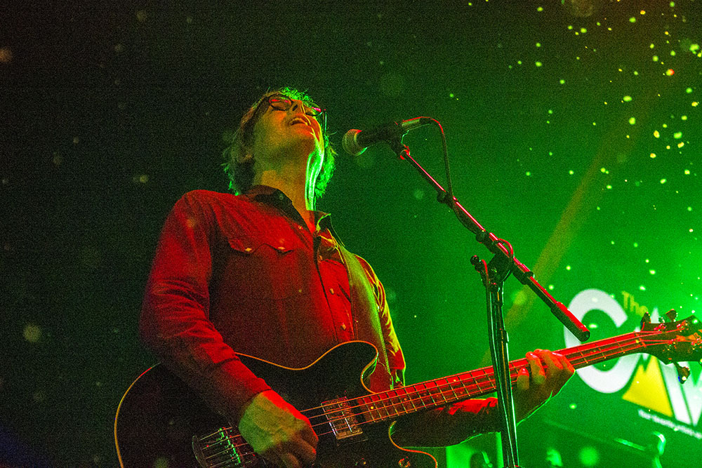 You think I'm lying about the snow? Yeah, Murry couldn't believe that shit, either. Murry Hammond of Old 97's performs at The Cave in Big Bear, California, 4/1/17. Photo by Jason D. 'Diesel' Hamad/No Surf Music.